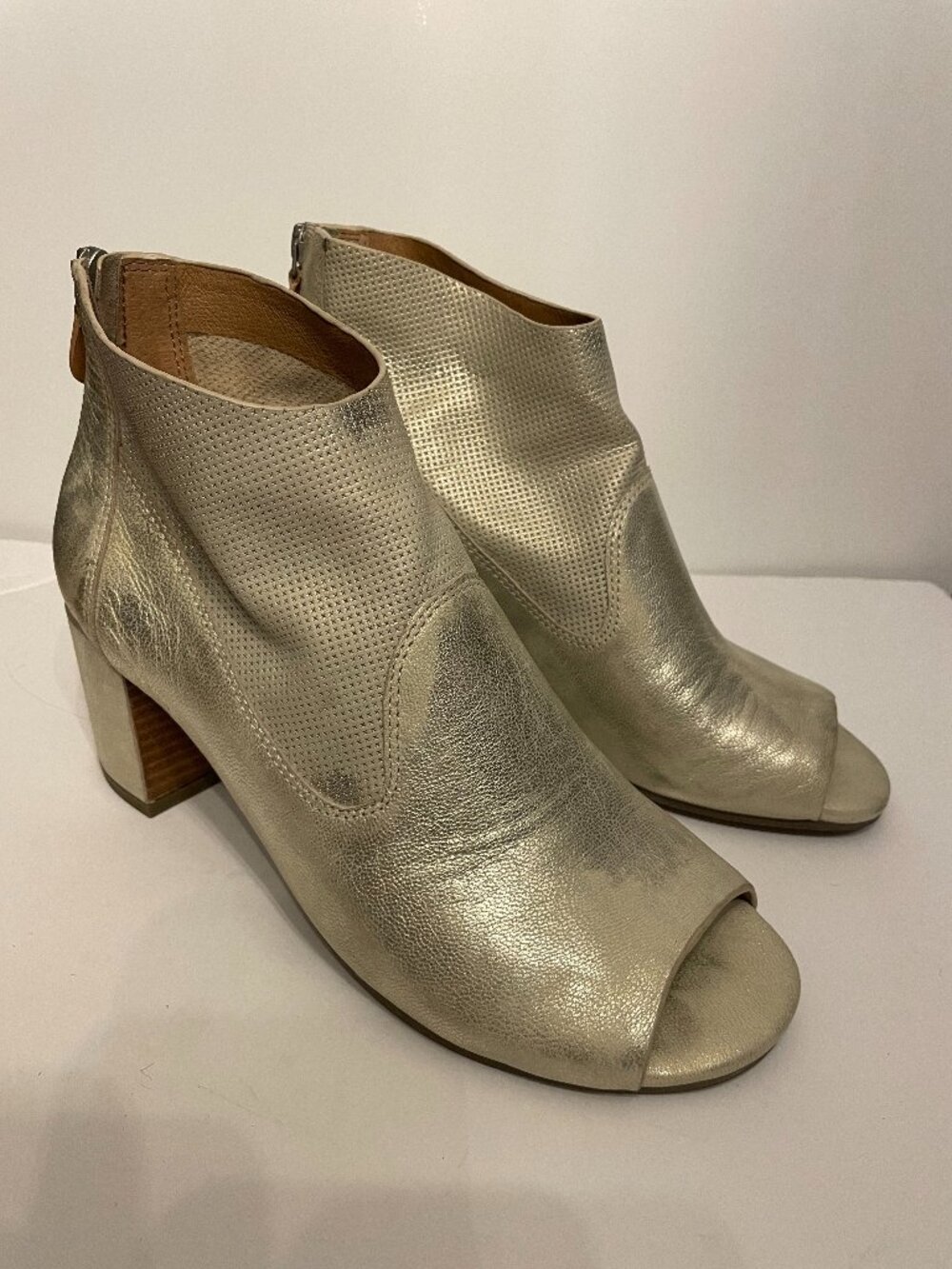 Gentle Souls by Kenneth Cole "Charlene Shootie" open toe booties, size 9